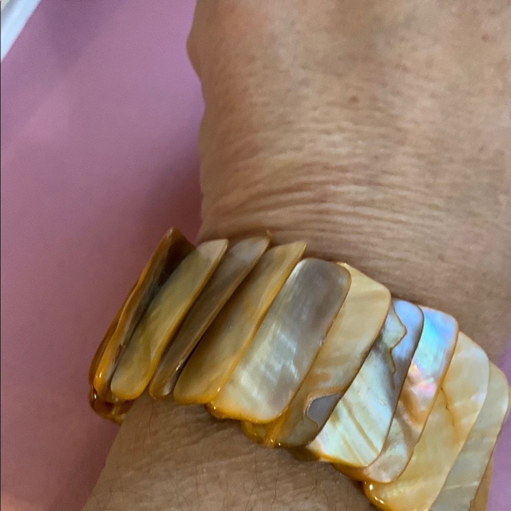 Chunky Shell Bracelet* - Picture 4 of 10